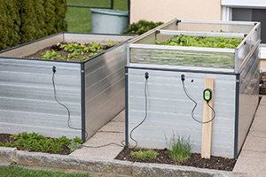 Der elektrifizierbare Schneckenzaun SnailStop schützt ein Hochbeet mit Salatpflanzen