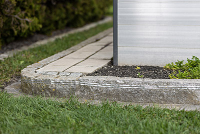 SnailStop angebracht um Einfassung von Bodenbeet