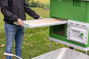 Seitenansicht vom mobilen Hühnerstall Mobile Coop mit herausnehmbarer Kotwanne